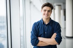https://en.amerikanki.com/wp-content/uploads/2013/03/8-Reasons-to-Date-a-Younger-Man.jpg